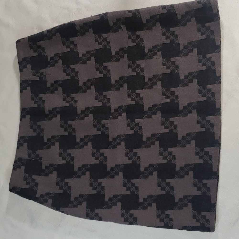Elegant Black and Gray Houndstooth Skirt